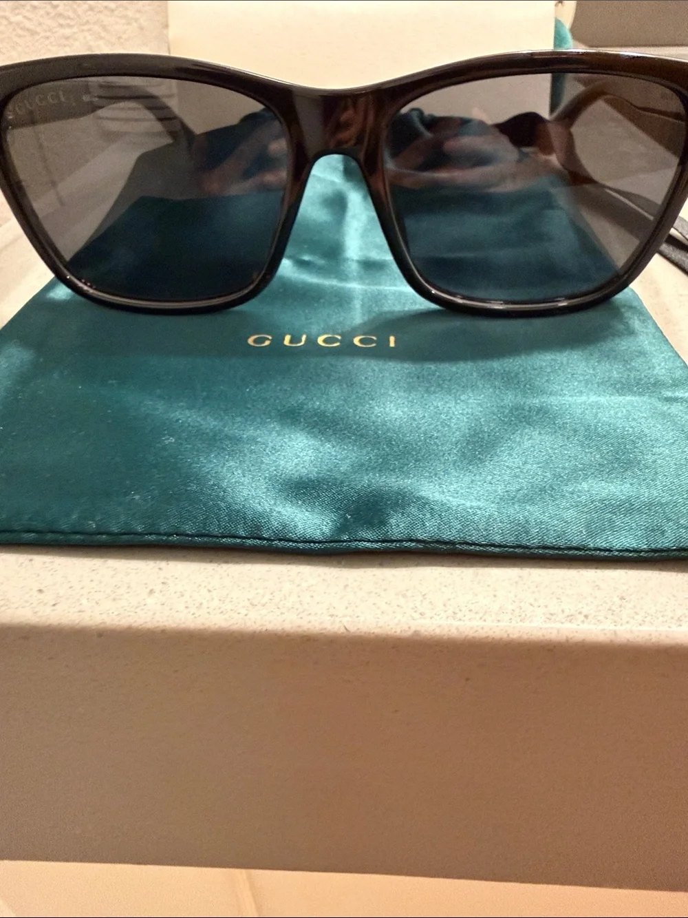 Authentic Men’s Gucci Black Frame Sunglasses With Signature Green & Red stripe